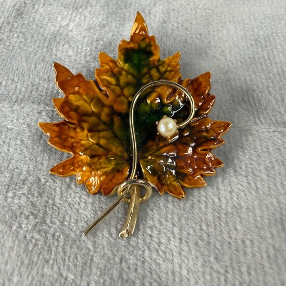 Vintage Maple Leaf Brooch With Gold-Tone Metal & Enamel Finish Pearl Accent - Picture 2 of 16